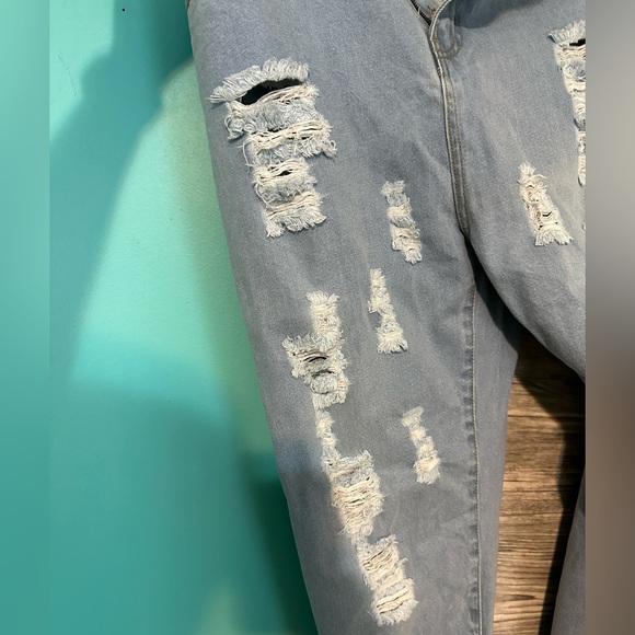 NWOT Pretty Little Thing Ripped Jean - Picture 2 of 4